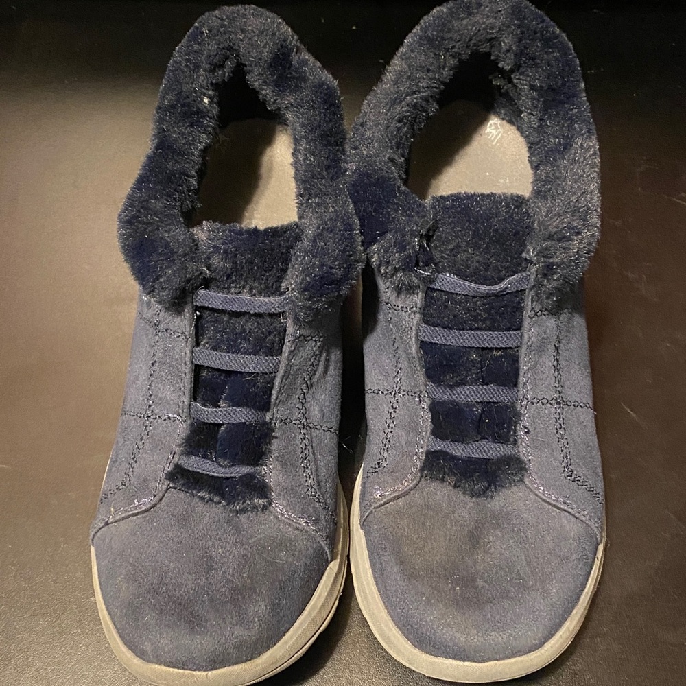 Bzees Cozy Blue faux fur Lined 11 M Sneakers